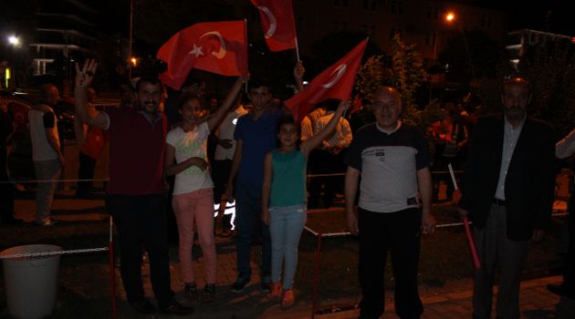 Türkiye'nin dört bir yanında olduğu gibi Bitlis'in Güroymak ilçesinde de vatandaşlar, darbe girişimine tepki göstermek için sokaklara döküldü. 