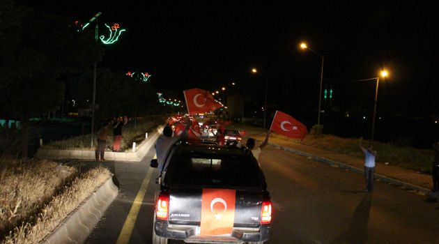 Türkiye'nin dört bir yanında olduğu gibi Bitlis'in Güroymak ilçesinde de vatandaşlar, darbe girişimine tepki göstermek için sokaklara döküldü. 