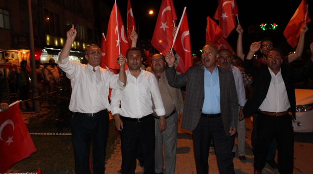 Türkiye'nin dört bir yanında olduğu gibi Bitlis'in Güroymak ilçesinde de vatandaşlar, darbe girişimine tepki göstermek için sokaklara döküldü. 