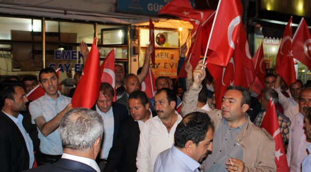 Türkiye'nin dört bir yanında olduğu gibi Bitlis'in Güroymak ilçesinde de vatandaşlar, darbe girişimine tepki göstermek için sokaklara döküldü. 