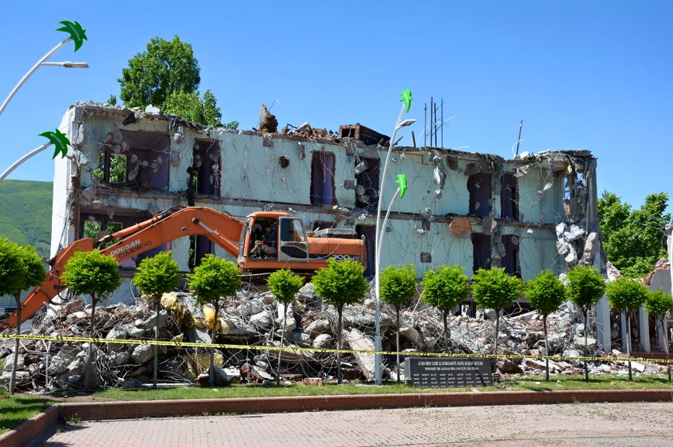 Güroymak Kaymakamı ve Belediye Başkan vekili Ufuk Özen Alibeyoğlu, Güroymak Öğretmen evi olarak kullanılan binanın % 49'u Güroymak Belediyesine, % 51'i Bitlis İl Özel İdaresine ait olup, Bitlis İl Özel idaresine ait olan % 51'lik hissesi, 650 bin TL karşılığında Güroymak Belediyesince satın alındı.
