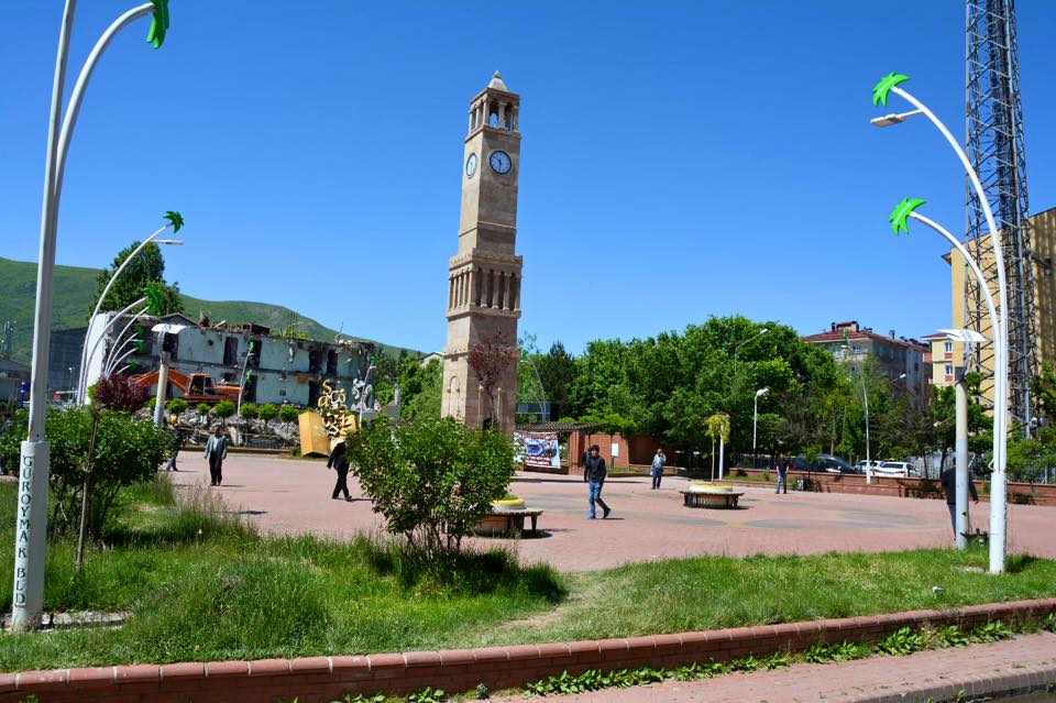 Güroymak Kaymakamı ve Belediye Başkan vekili Ufuk Özen Alibeyoğlu, Güroymak Öğretmen evi olarak kullanılan binanın % 49'u Güroymak Belediyesine, % 51'i Bitlis İl Özel İdaresine ait olup, Bitlis İl Özel idaresine ait olan % 51'lik hissesi, 650 bin TL karşılığında Güroymak Belediyesince satın alındı.
