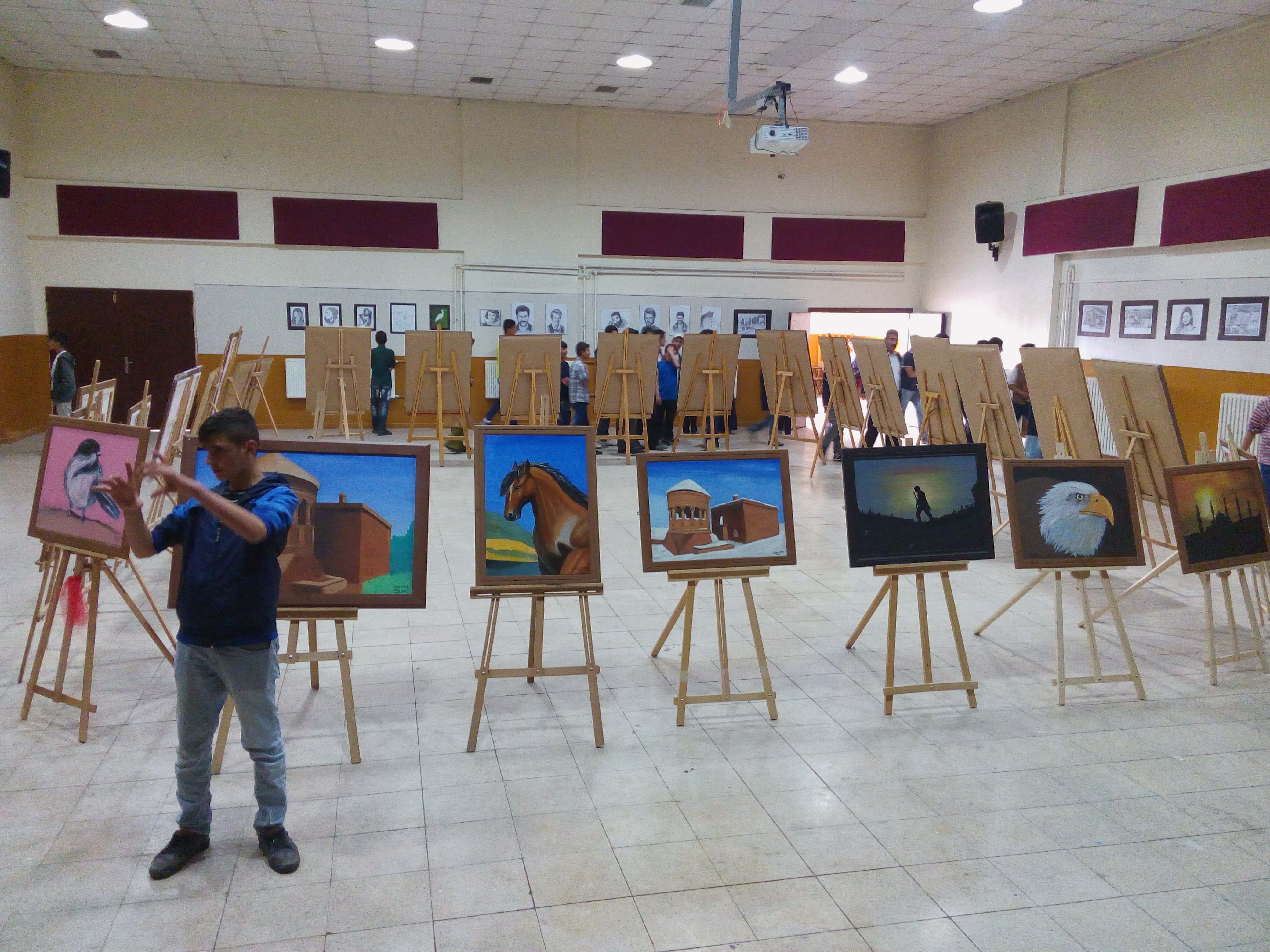 Bitlis İl Milli Eğitim Müdürü Mehmet Emin Korkmaz ve Güroymak Milli Eğitim Şube Müdürü Serdar Ergün Güroymak Yatılı Bölge Ortaokulu'nda açılan resim sergisini ziyaret etti.
