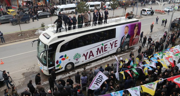 HDP Eş Genel Başkanı Sezai Temelli 31 Mart Yerel seçimleri mitingleri kapsamında Bitlis’in Güroymak ilçesinde büro açılışını yaparak açıklamalarda bulundu.
