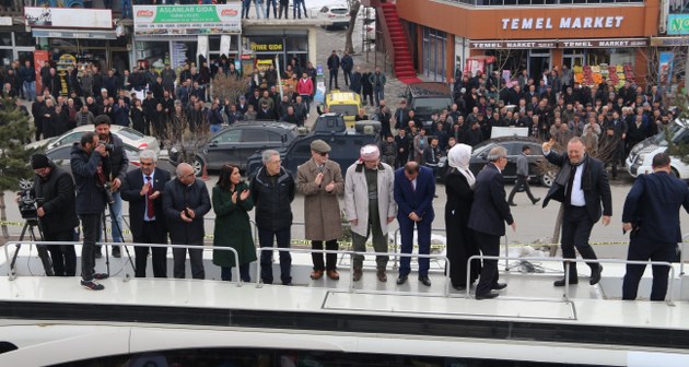 HDP Eş Genel Başkanı Sezai Temelli 31 Mart Yerel seçimleri mitingleri kapsamında Bitlis’in Güroymak ilçesinde büro açılışını yaparak açıklamalarda bulundu.
