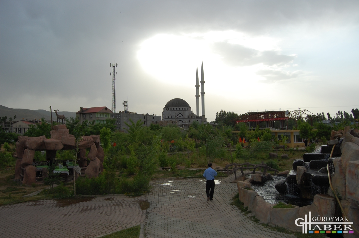 Güroymak çarşı merkez de bulunan şelale parkı resimleri