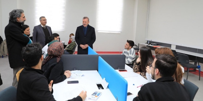 Bitlis Eren Üniversitesi Rektörü Elmastaş, Sınav Haftasında Öğrencilerle Buluştu